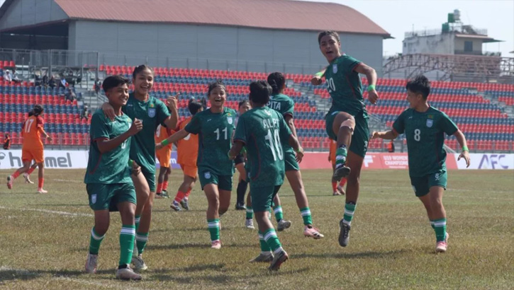 ভারতকে উড়িয়ে ফাইনালে এক পা বাংলার বাঘিনীদের 